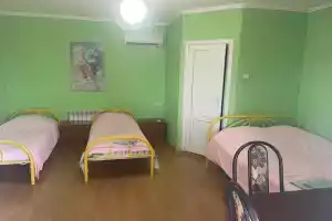 Трёхместный номер стандарт, Кучугуры