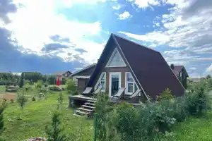 Треугольный дом в деревне Рабунь