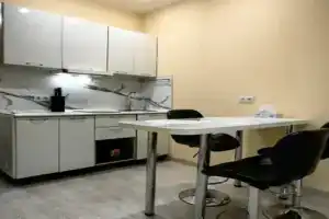 Уютная студия в новом доме с кухней и балконом