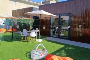 Уединенный трёхместный домик с queen size с собственным садом, Береговое