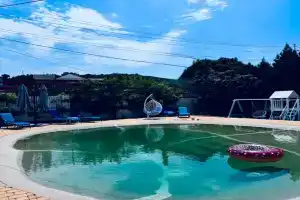 Дом с песчаным бассейном около моря, Южная Озереевка