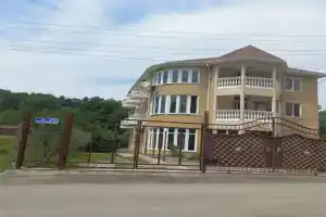 Тихое и уютное место для отдыха рядом с морем, до пляжа 7 минут пешком, Нижняя Хобза