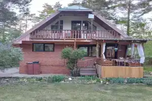 Дом у реки в английском стиле