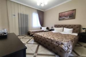 трехместный номер комфортный с 1 двуспальной кроватью и 1 односпальной