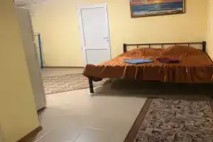 Двухкомнатная квартира со своей собственной ванной комнатой и кухней, Голубицкая