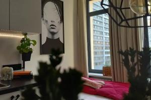 Красивая студия с сюрреалистическим портретом, Москва