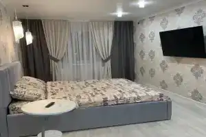 Романтическое свидание в уютной квартире возле набережной