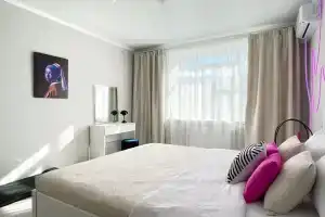 Эксклюзивная кибер-квартира с неоновым стилем