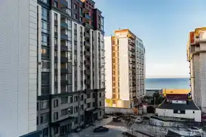 Вид на Каспийское море и теннисный корт, лучшая локация города, Каспийск