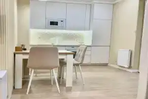 Квартира с видом на горы, Весёлое