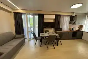 Квартира в доме с бассейном