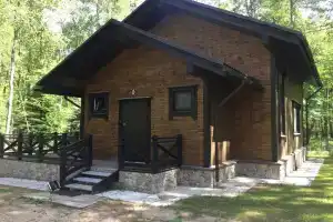 Домик в лесу на берегу озера