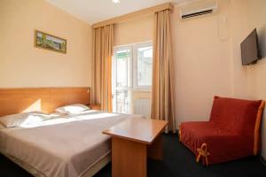 Трёхместный номер с балконом и видом во двор, подогреваемый бассейн, Кабардинка