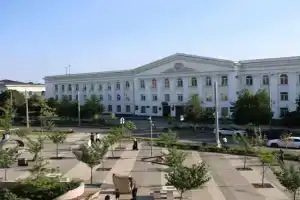 Комфортабельная двухкомнатная квартира с видом на  Унивеерситетскую пл, Махачкала