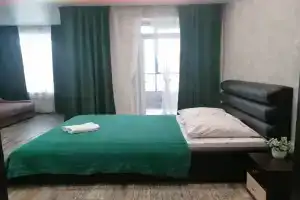 Современная студия с огромной ванной