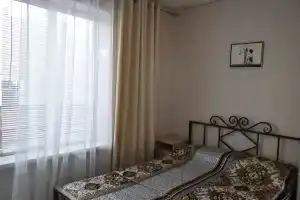 Четырёхместный номер стандарт, Кучугуры