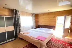Уютная комната с видом на горы, Архыз