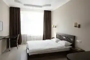 Номер в отеле с двуспальной кроватью и кондиционером