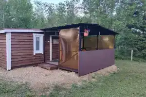 Домик на озере в глуши