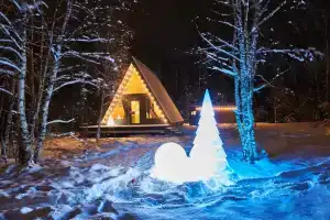 Домик A-frame рядом с озером