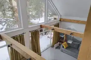 Уютный дом с панорамными окнами в пол