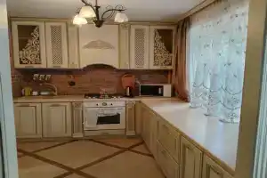 Двухкомнатная квартира на первом этаже в центре Адлера