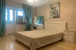 Трехкомнатная квартира в центре Парус