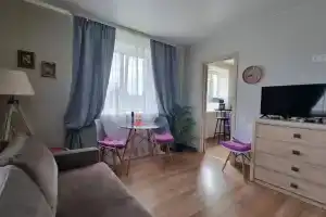 В центре города уютная квартира с современным интерьером