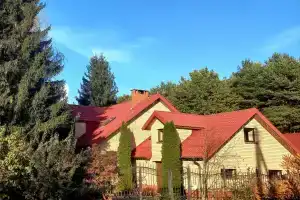 Дом с камином в лесу возле залива