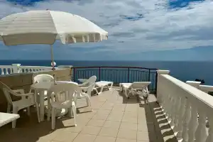 Трехкомнатный панорамный номер с террасой и видом на море, 2 линия, Утес