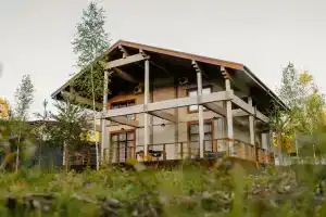 Большой дом в вековом лесу