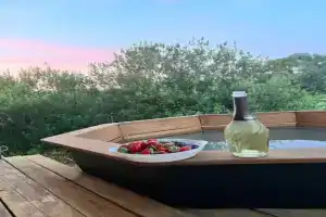 Глемпинг у озера с чаном и баней, Вялки