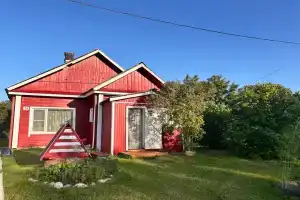 Уютный дом на берегу реки