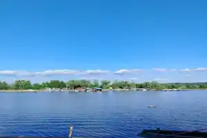 Загородный домик у воды