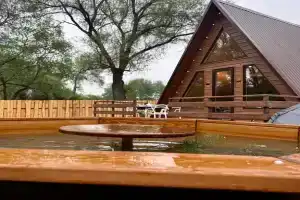 Шале на берегу реки