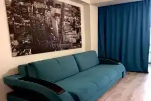 Студия с видом на море, город и горы в центре