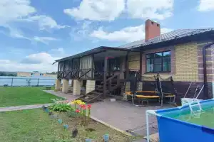 Дом у речки для семейного отдыха с сауной и бассейном