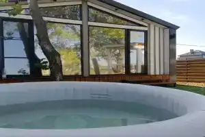 Дом Bali с видом на озеро и спа джакузи, Самарский