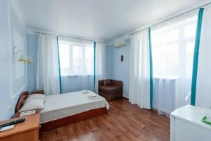 Трёхместный номер с балконом на 2 этаже, Береговое