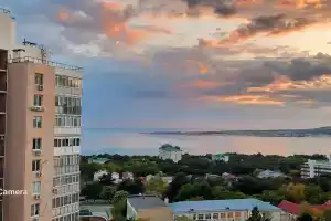 Стильная новая квартира в центре с балконом и видом на море