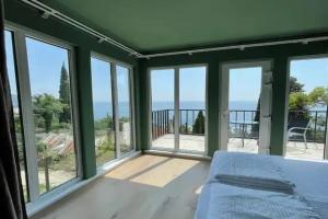 Двухкомнатный четырехместный номер с видом на море