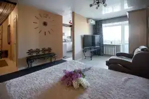 Квартира в центре с кованной кроватью