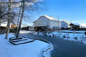 Abramovich House - Большой коттедж с видом на пруд и лес