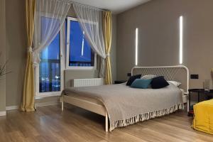 Большая студия в центре на 22 этаже с видом на реку и колесо обозрения