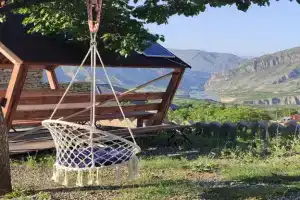 Часть дома с видом на горы