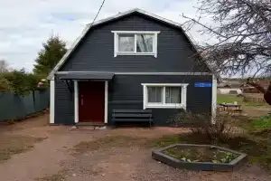 Дом рядом с озером