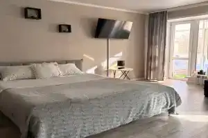 Видовая квартира с панорамным остеклением в центре