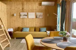 Дом с сауной у пруда с шезлонгами и белым песочком, Мышенское