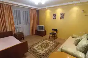 Уютная квартира в жилом районе. Расположение хорошее. Рядом остановка