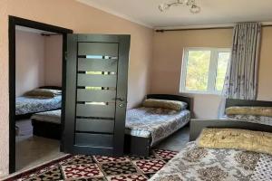 Семейный номер 2х комнатный с 6 отдельными кроватями, Бостери